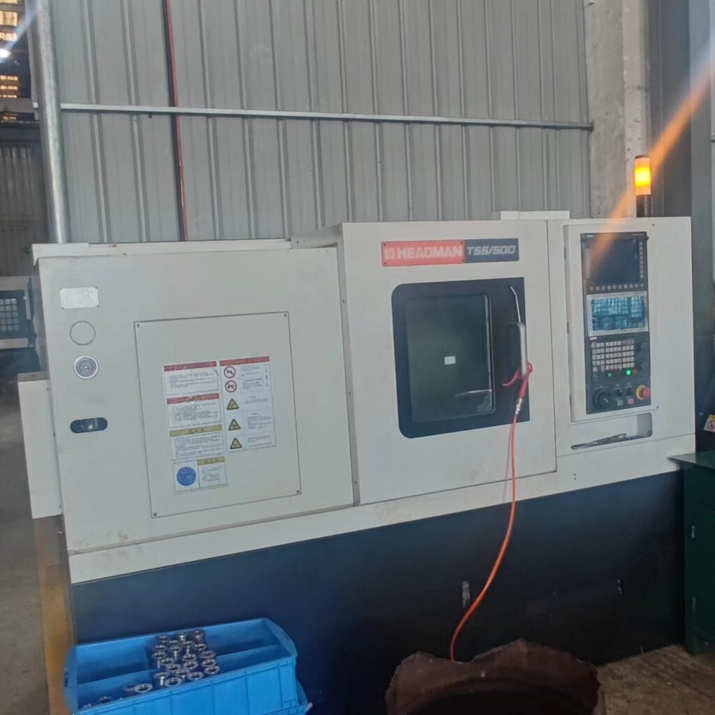 Heavy-duty vertical lathe for oversized gear ring turning