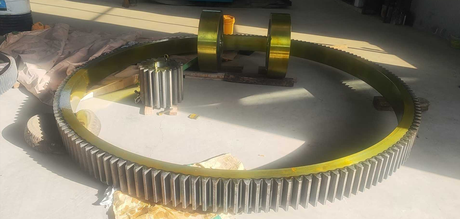 Large girth gear and support roller for heavy machinery transmission