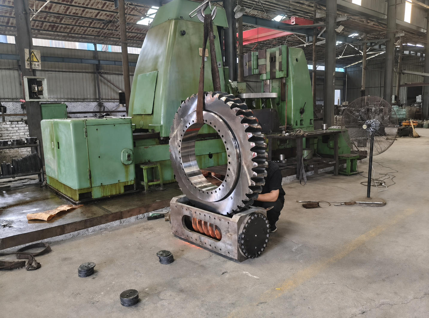 Heavy load rotary support for large piling machine equipment
